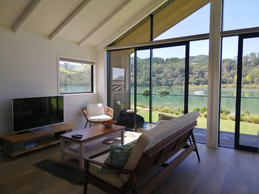 Purangi Waterfront Retreat - 2 Bedroom Cooks Beach Extérieur photo